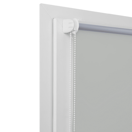 Roleta blackout gri deschis, opacitate 100% montata pe tamplarie PVC.