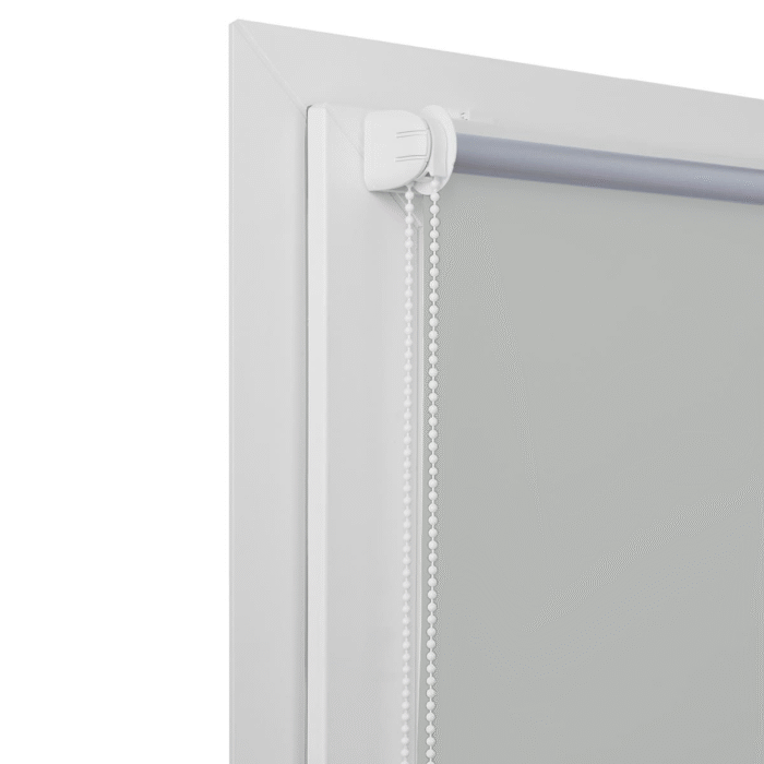 Roleta blackout gri deschis, opacitate 100% montata pe tamplarie PVC.